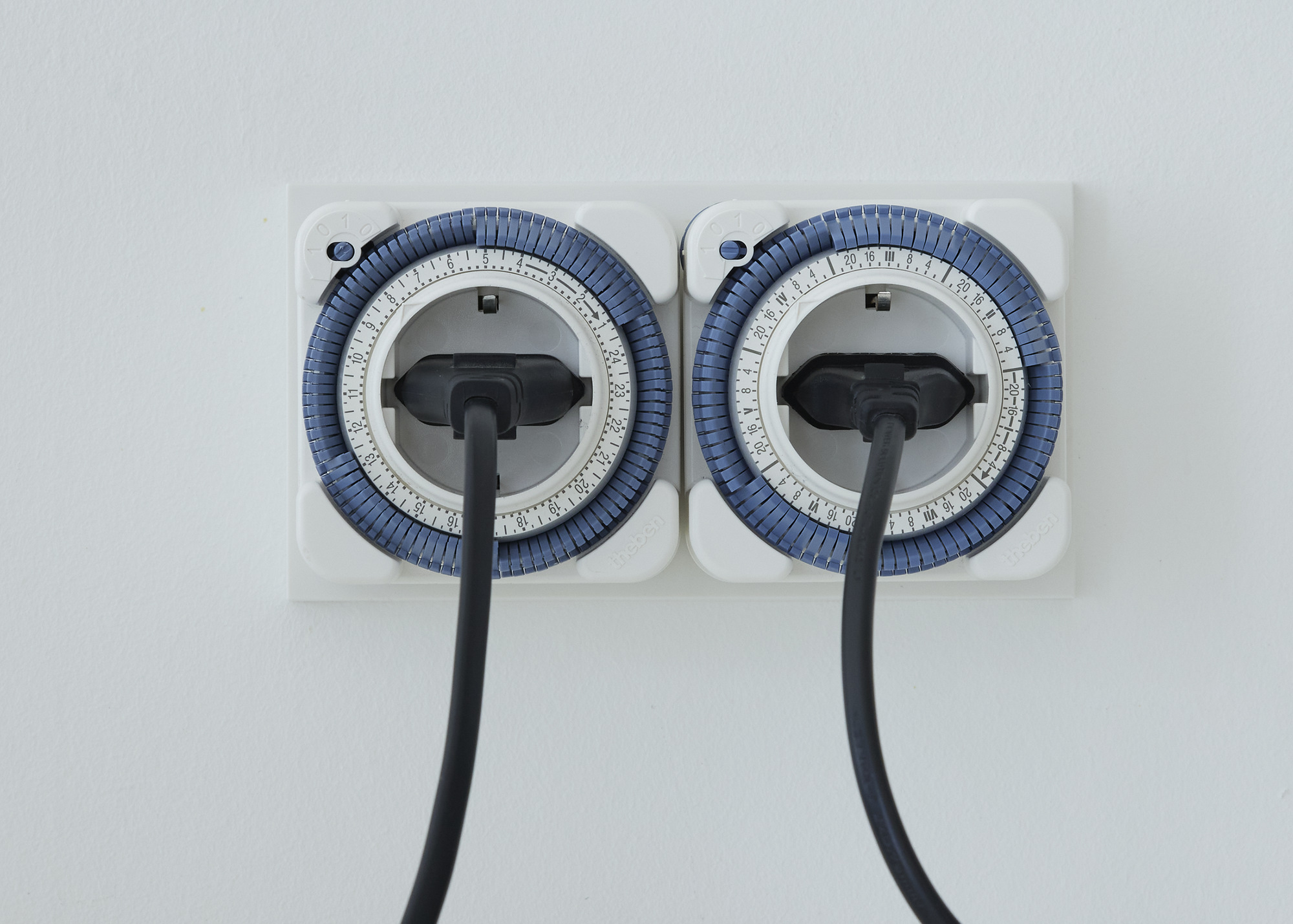 Großansicht Analoge Steckdosen-Zeitschaltuhr theben-timer in Doppelsteckdose