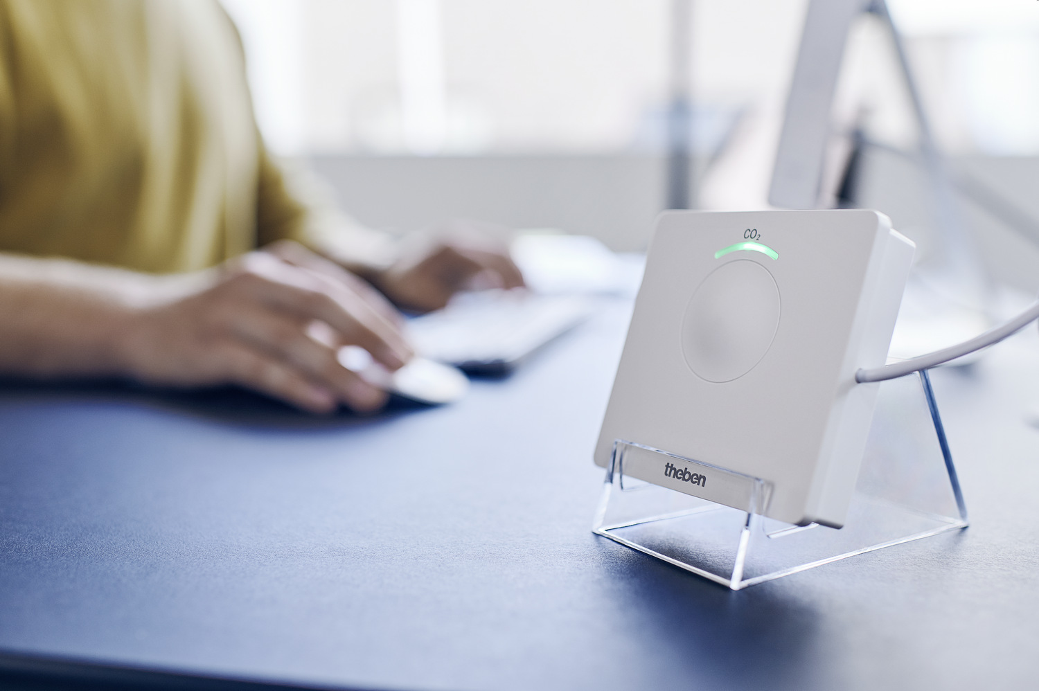 CO₂-Messgerät AMUN 716 von Theben auf einem Schreibtisch mit aktivierter grüner LED