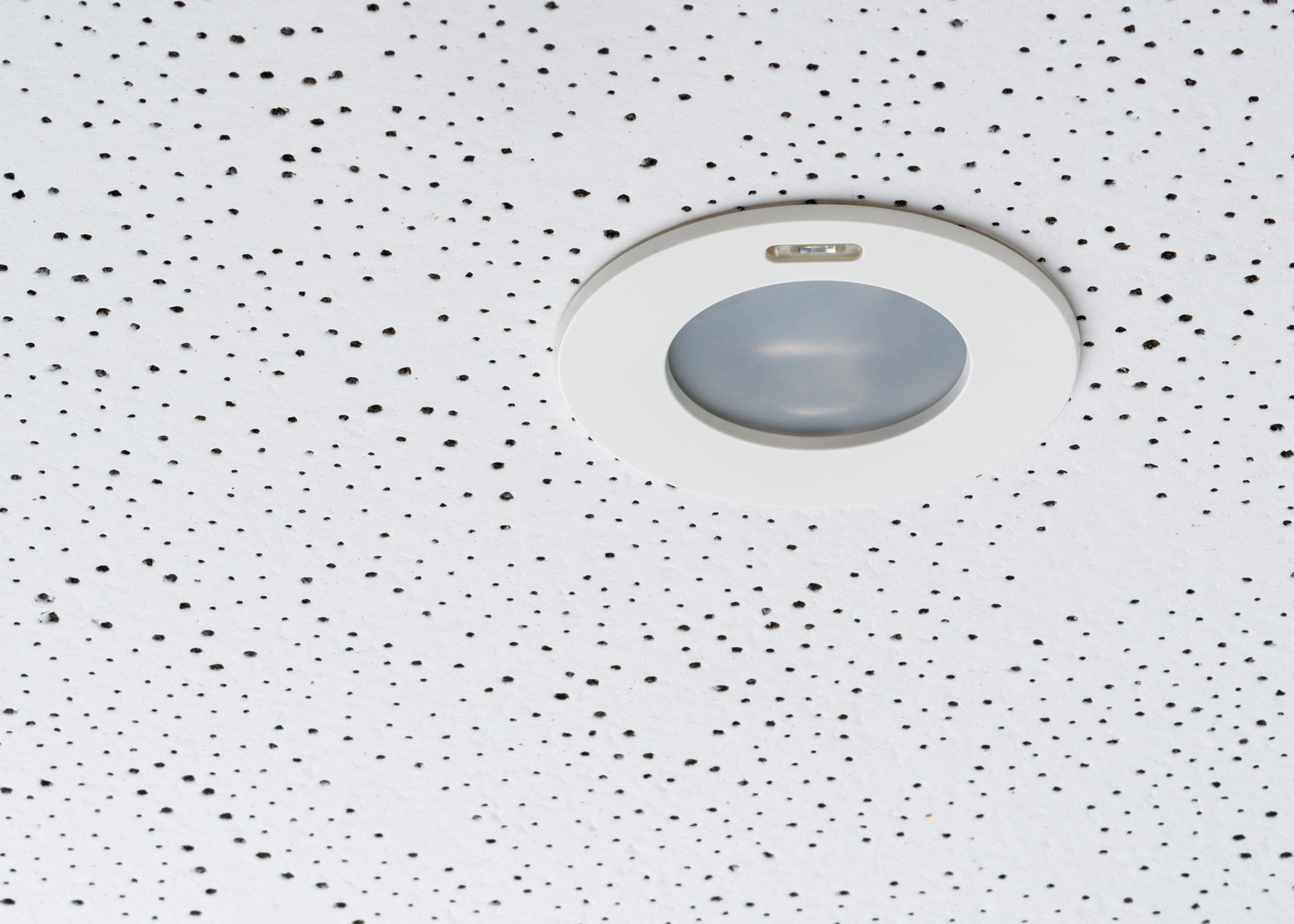 Passiv-Infrarot-Präsenzmelder für Deckeneinbau PlanoSpot 360 DALI / KNX DE WH in weißer Decke