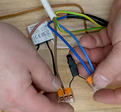 Montage eines LED-Kompensationsmoduls mit WAGO-Klemmen und offenen Kabeln