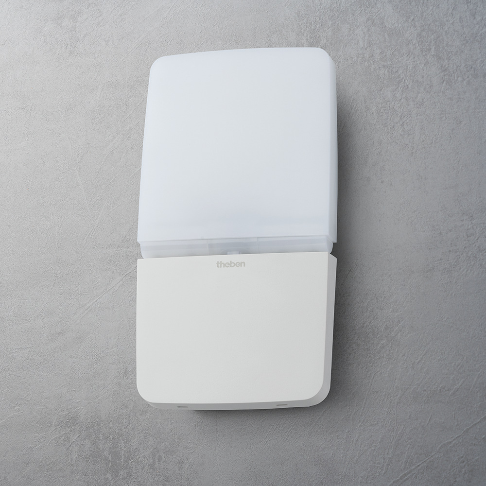 LED-Leuchte/LED-Strahler theleda P12L WH auf Betonfassade