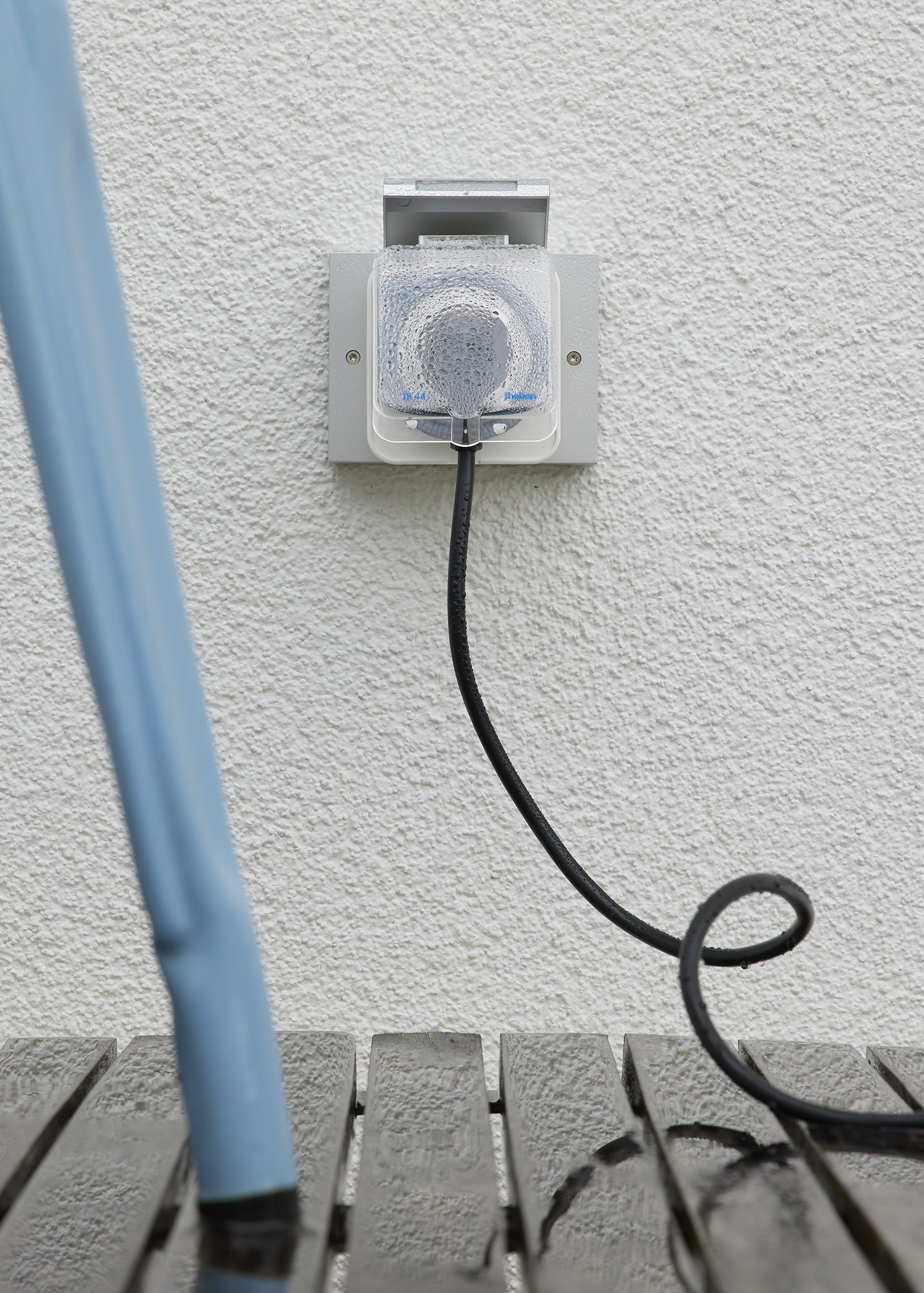 Analoge Steckdosen-Zeitschaltuhr theben-timer 26 IP 44 im Außenbereich/Terrasse