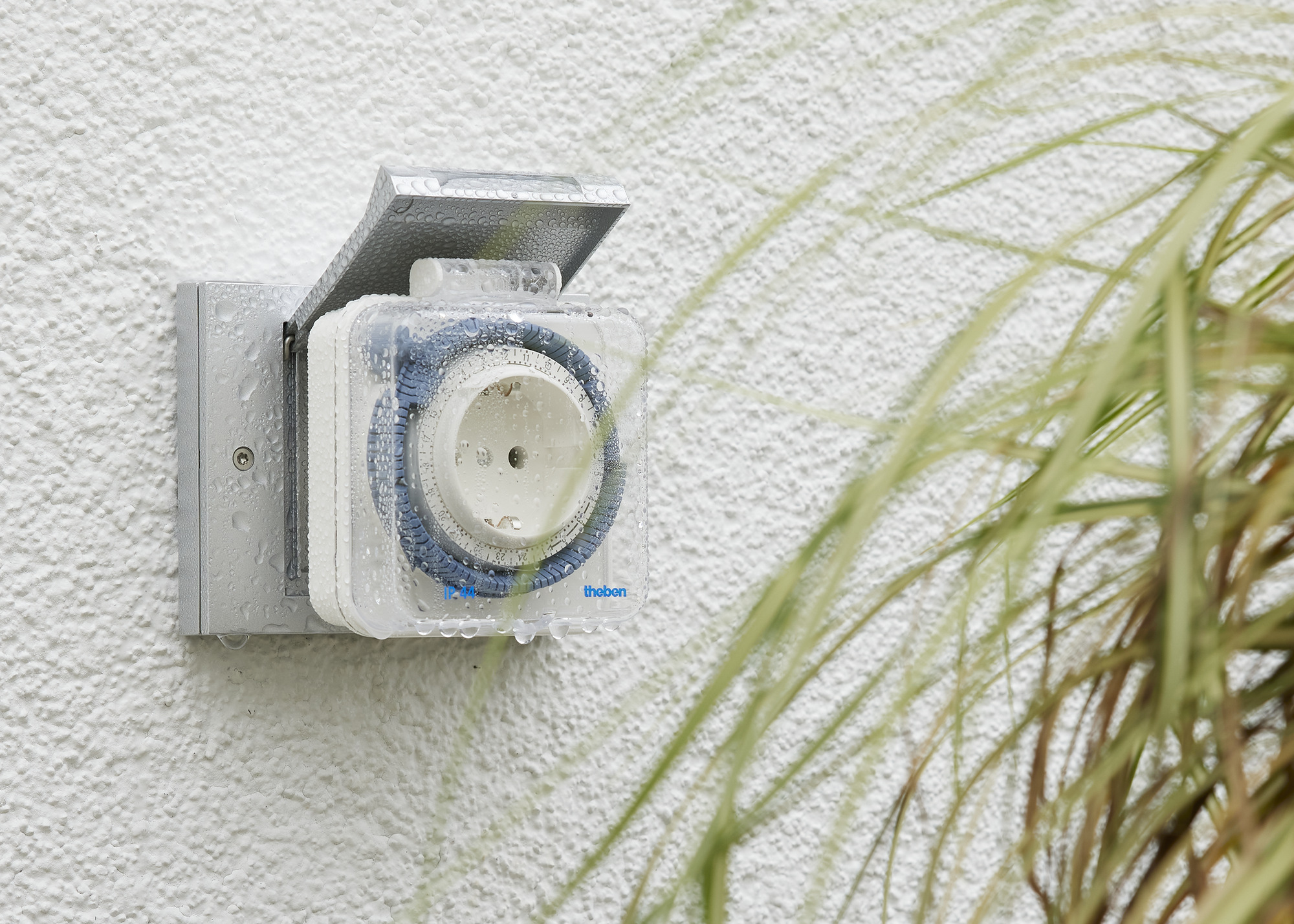 Analoge Steckdosen-Zeitschaltuhr theben-timer 26 IP 44 in einer Außensteckdose