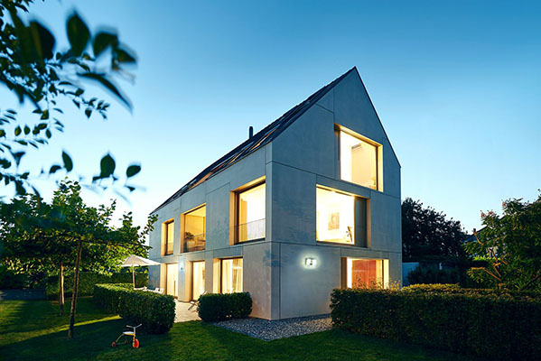 Kategorie Bild LED Strahler - Hell erleuchtetes Haus in der Abenddämmerung