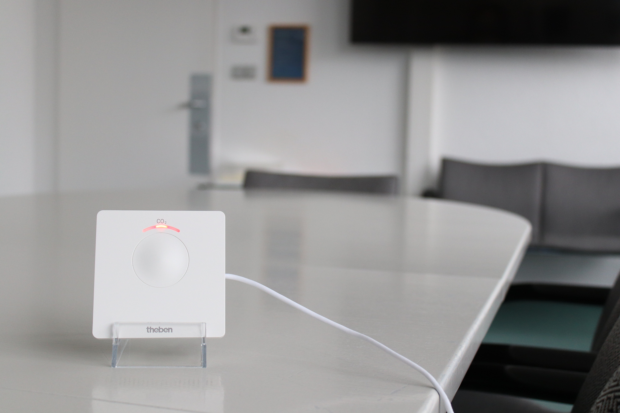 MUN 716 CO₂-Messgerät auf Konferenztisch mit roter LED zur Warnung bei hoher CO₂-Konzentration