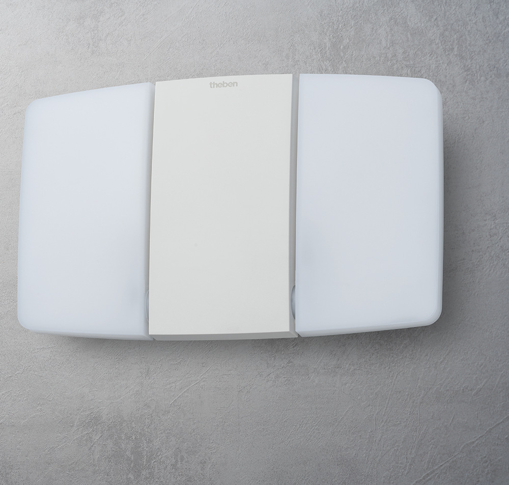 LED-Strahler/LED-Leuchte theLeda P24 WH auf Betonfassade