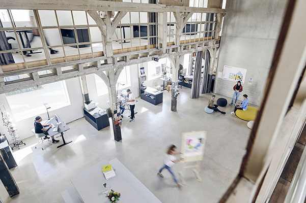 Kategorie Bild Präsenz- und Bewegungsmelder - Helles Büro mit Galerie von oben