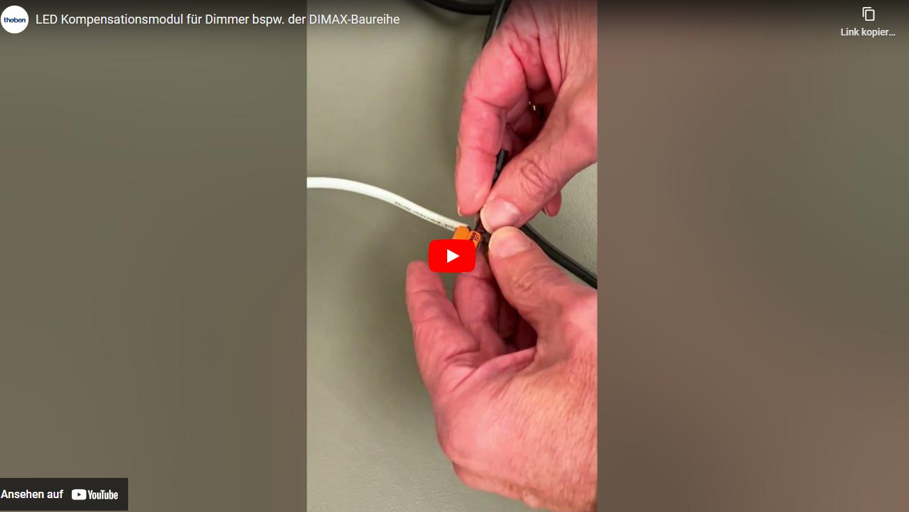 Nahaufnahme: Elektriker schließt LED-Kompensationsmodul an ein Kabel an