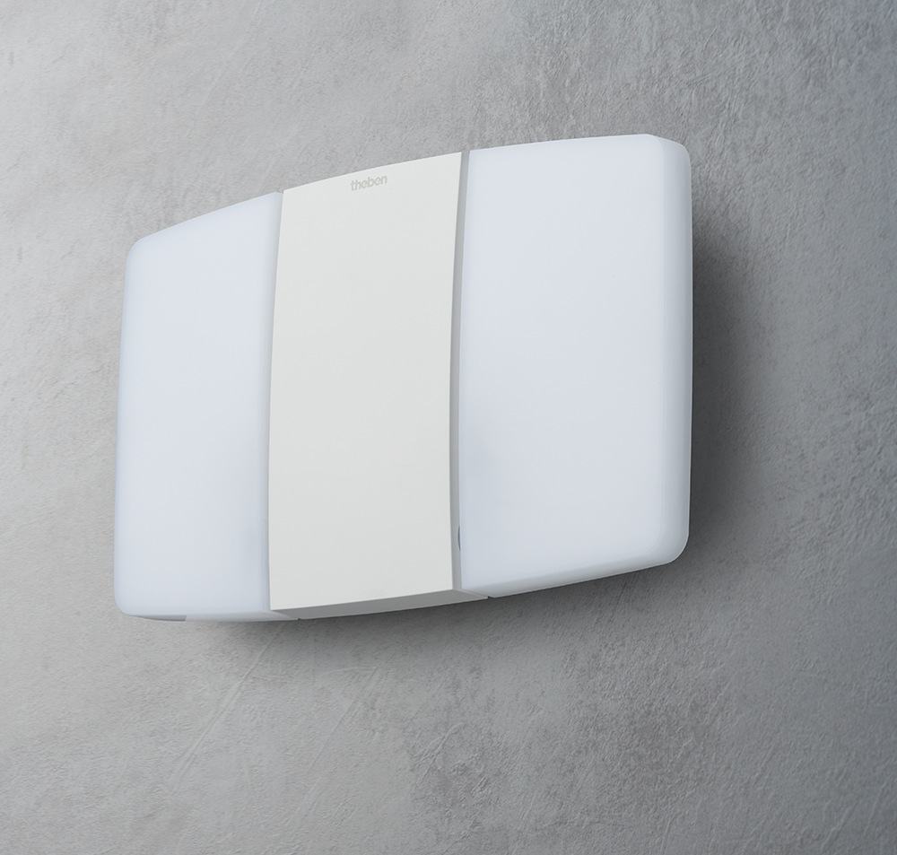 Perspektive LED-Strahler/LED-Leuchte theLeda P24 WH auf Betonfassade