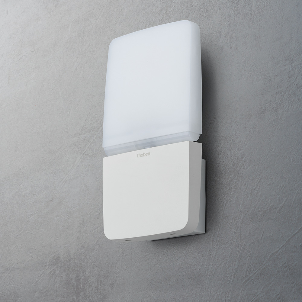 Perspektive LED-Leuchte/LED-Strahler theleda P12L WH auf Betonfassade