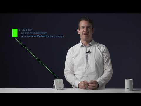 Produktpräsentation Startbild: Theben AMUN 716 CO2 Monitor - Mann mit weissem Hemd, erklärt CO2 Monitor von Theben