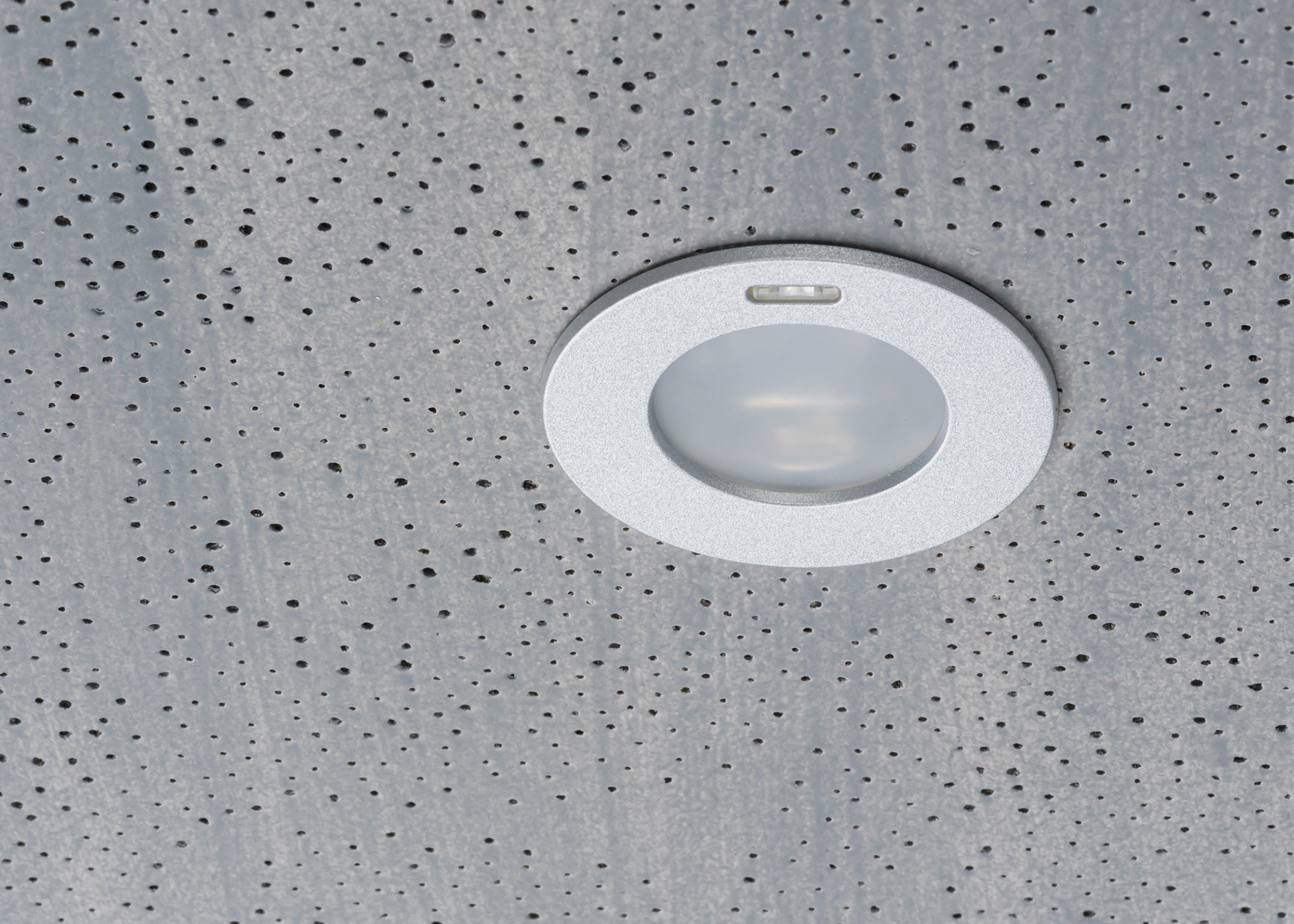 Passiv-Infrarot-Präsenzmelder für Deckeneinbau PlanoSpot 360 DALI / KNX DE SR in grauer Decke